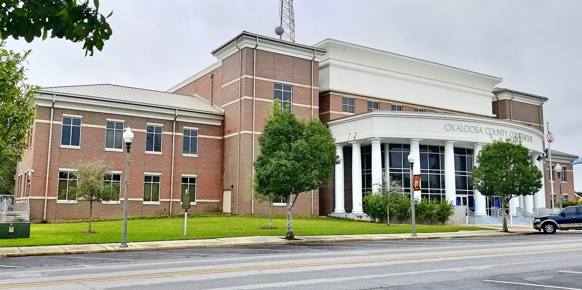 El juzgado de ladrillo rojo del condado de Okaloosa en Crestview