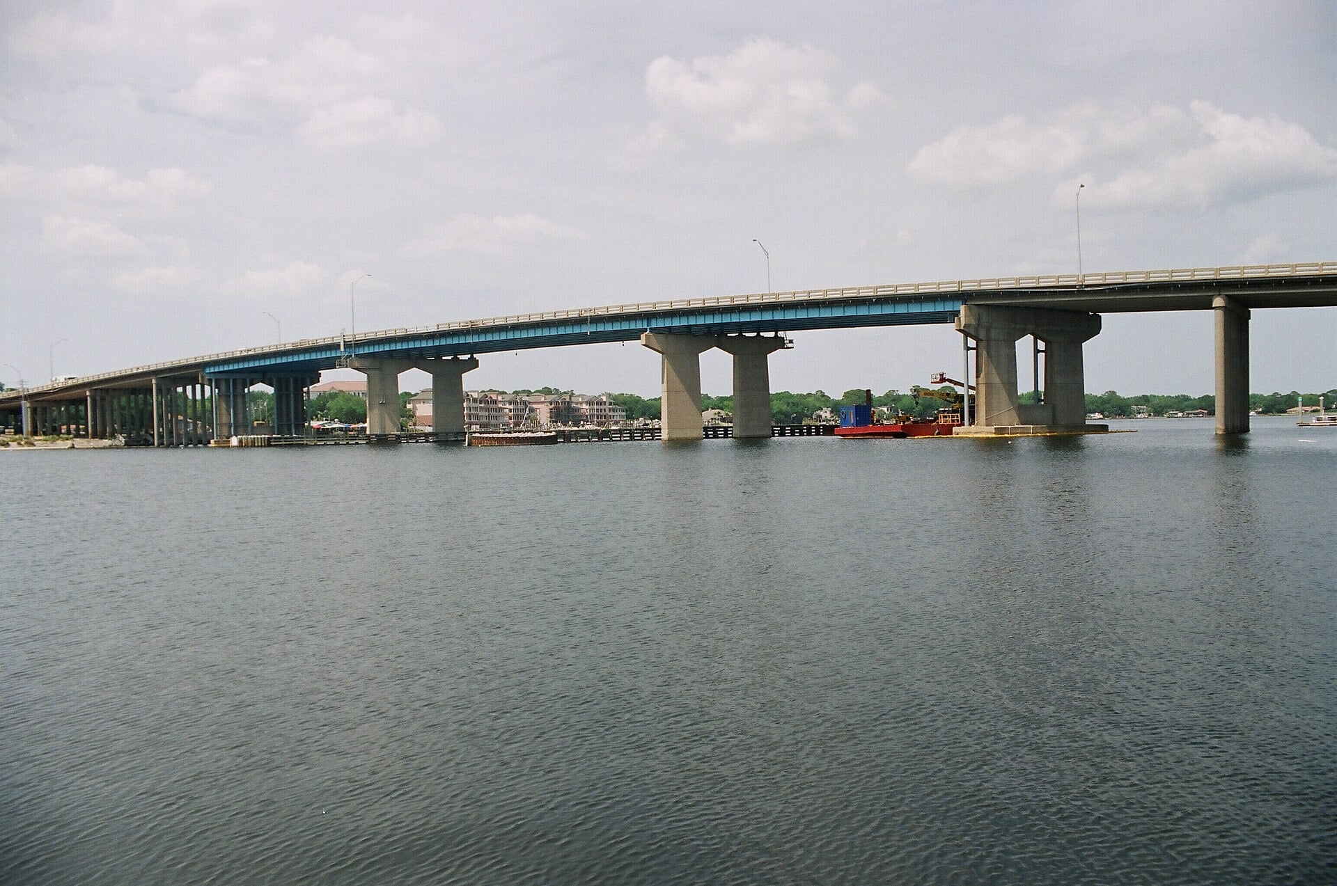 El puente John T. Brooks cruza el estrecho de Santa Rosa en Fort Walton Beach