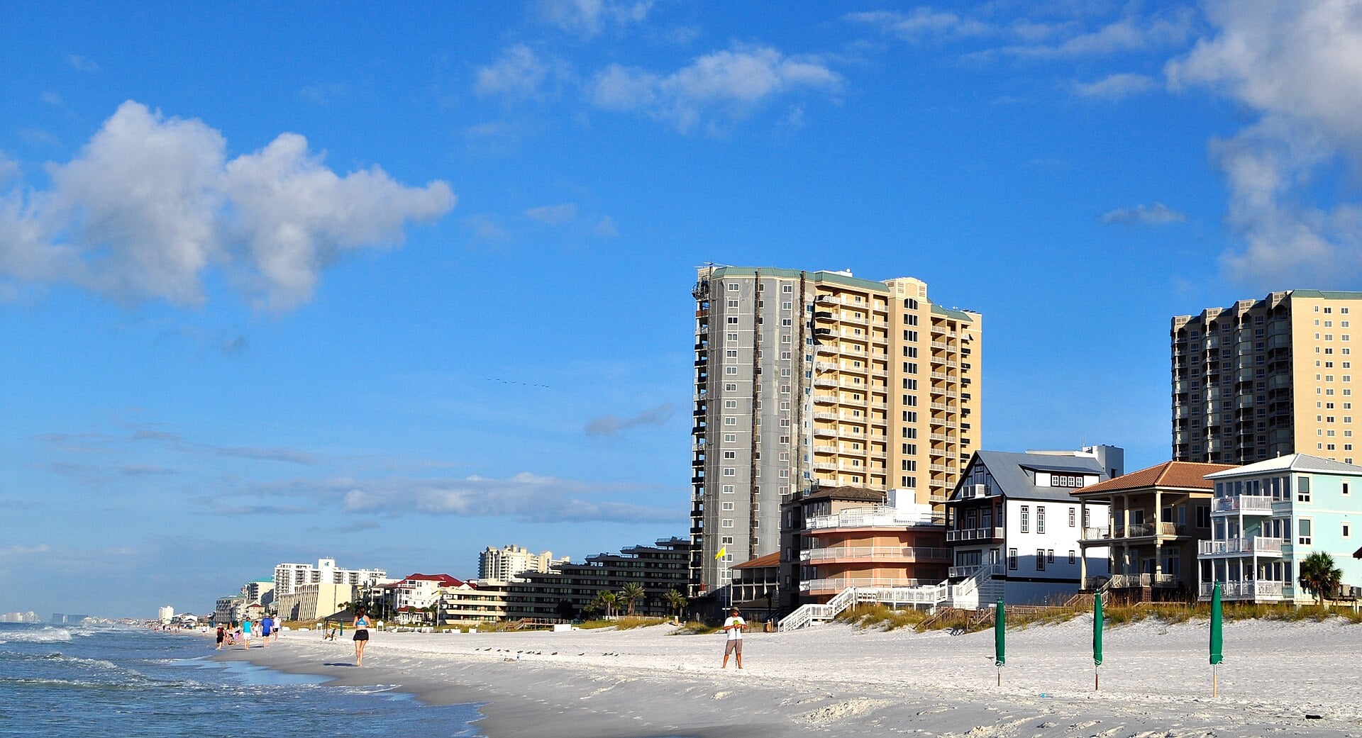 Torres de condominios y casas de playa a lo largo de la costa de Miramar Beach